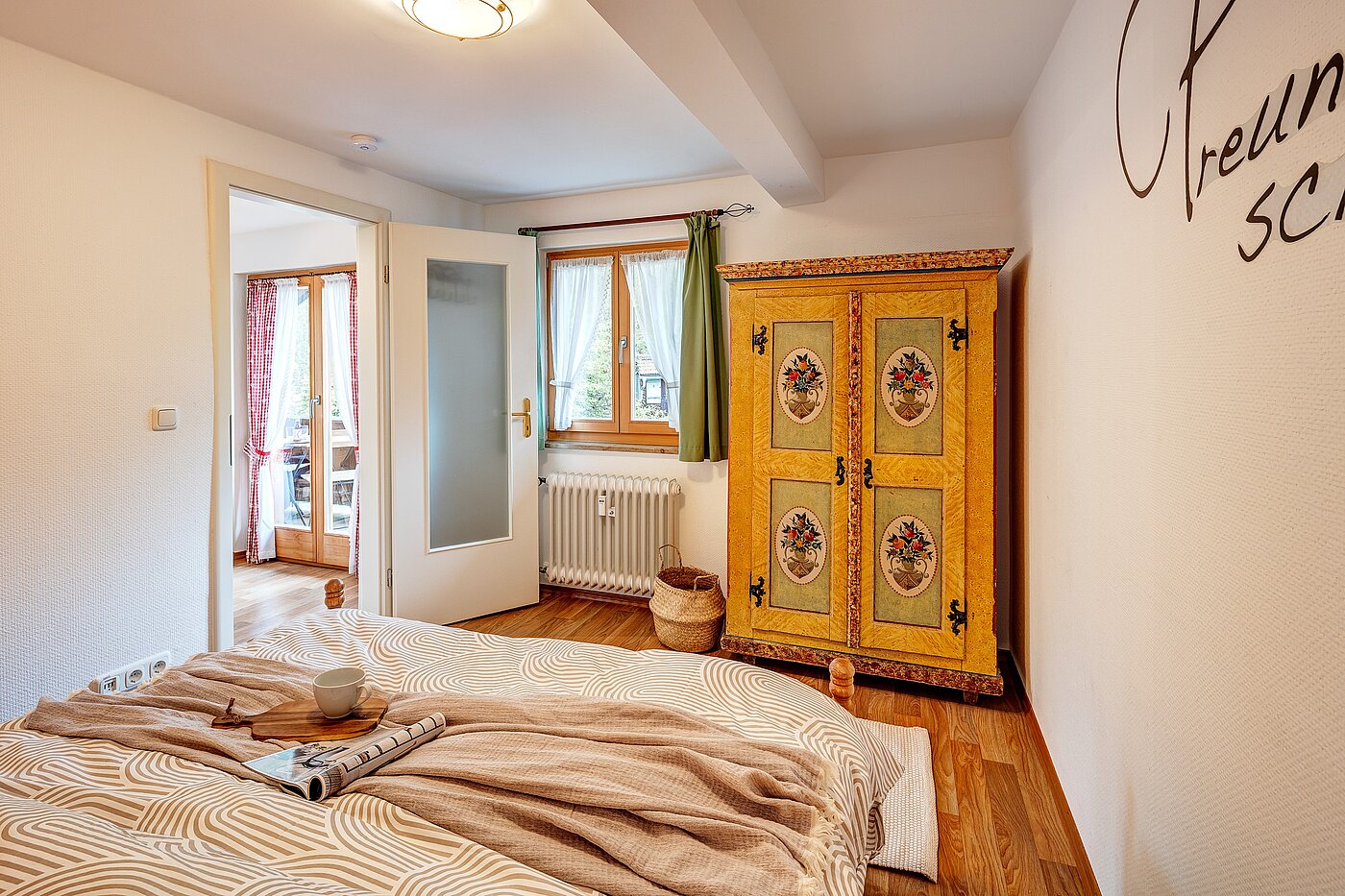 Apartamento no sótão com 2 Zimmern | Bad Wiessee | 70017 | ...und altem Bauernschrank.