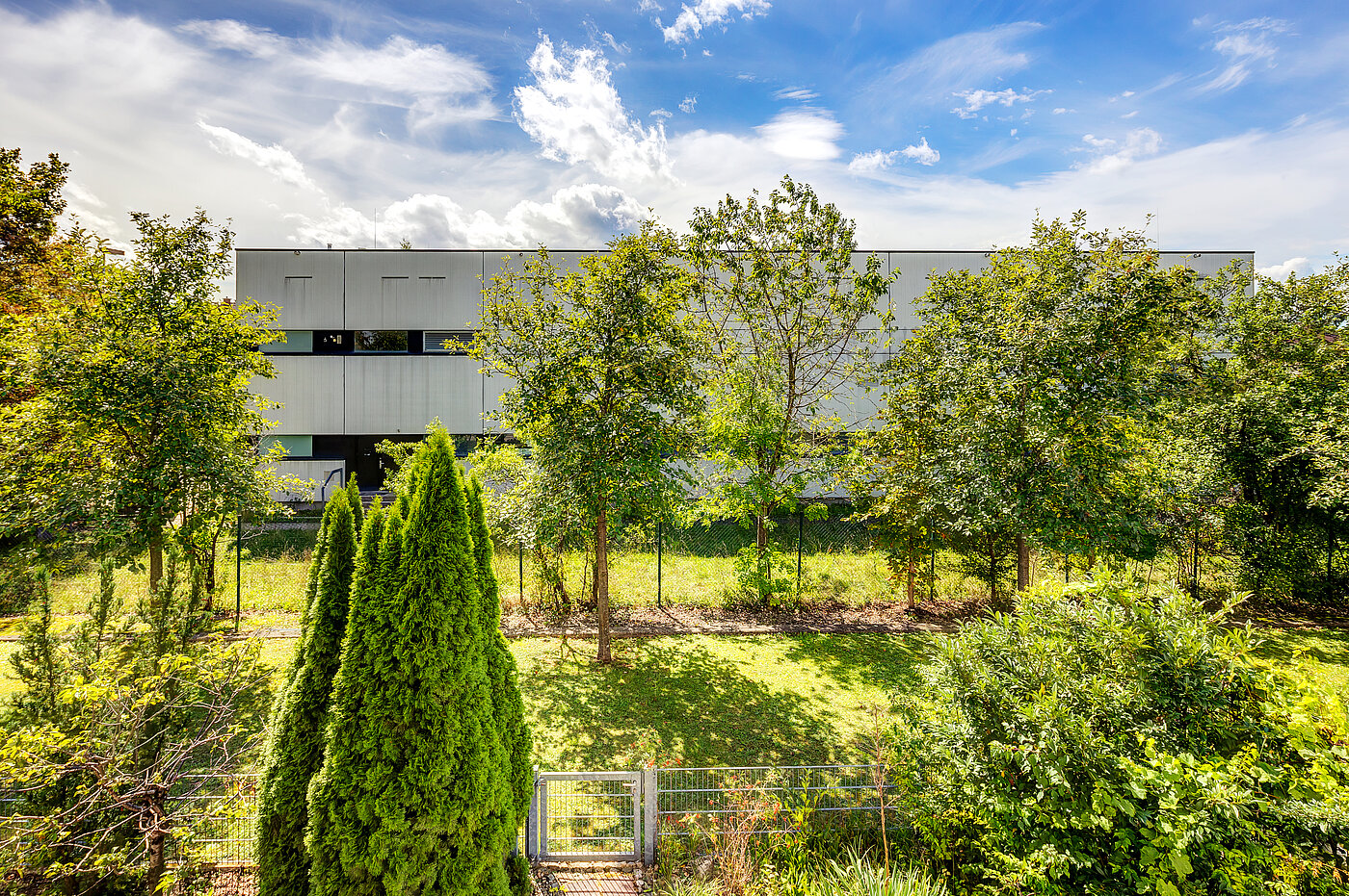 Ravna stran s spletno stranjo . 2 Sobe | Haar | 70426 | Ausblick vom Balkon