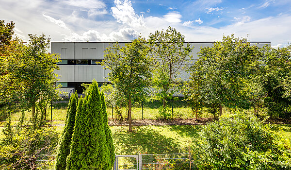 Ravna stran s spletno stranjo . 2 Sobe | Haar | 70426 | Ausblick vom Balkon