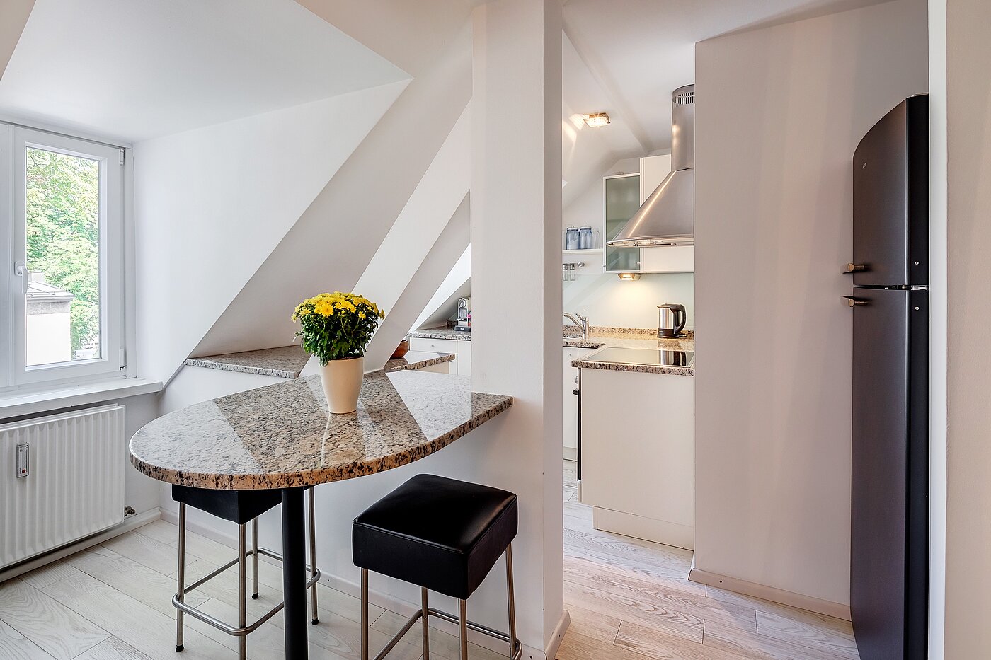 Плоский з 2 Кімнати | München-Isarvorstadt | 70089 | Essecke mit Küchentresen