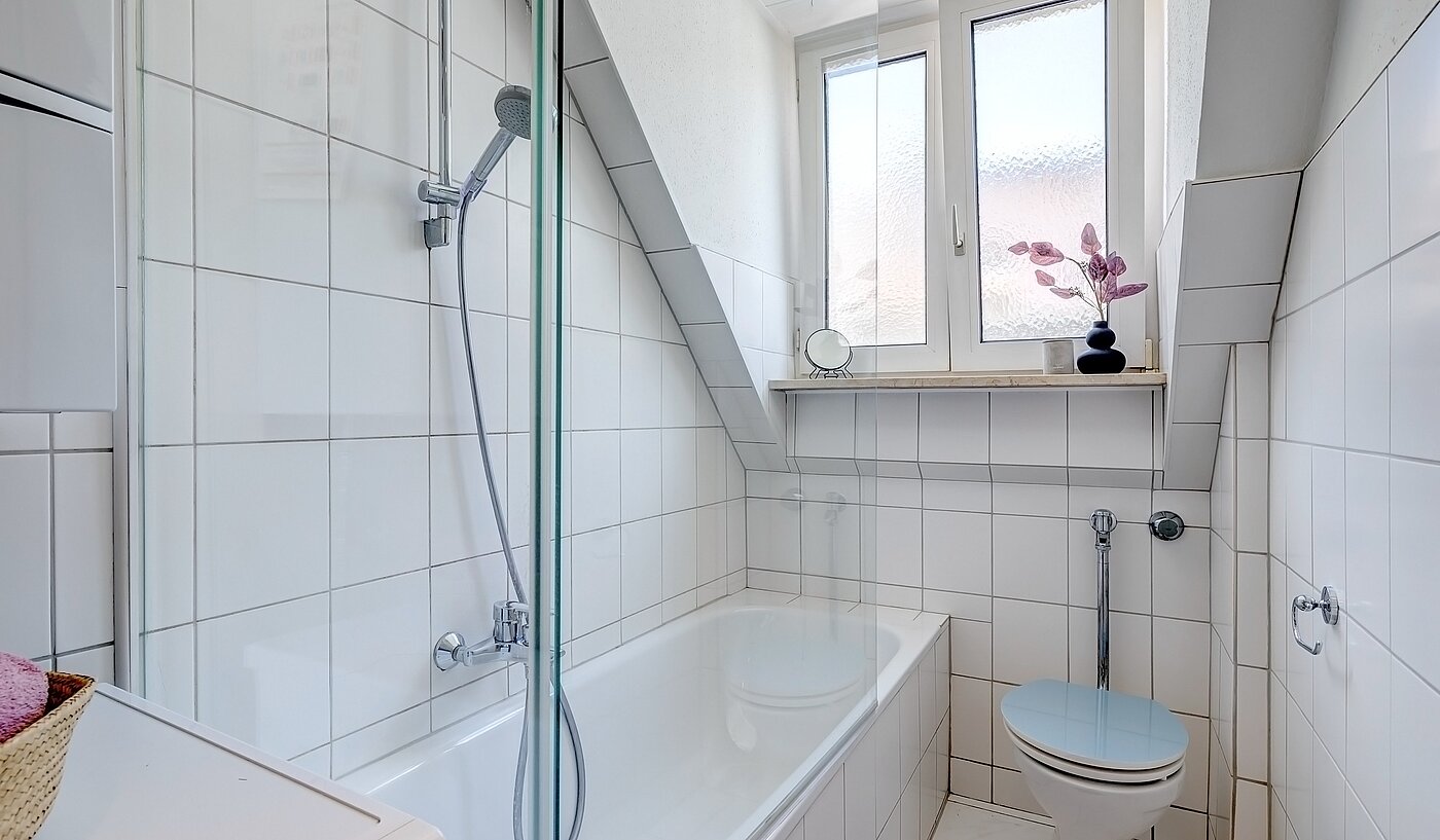 Platt med 1.5 Rum | München-Schwabing | 70014 | Tageslichtbad mit...