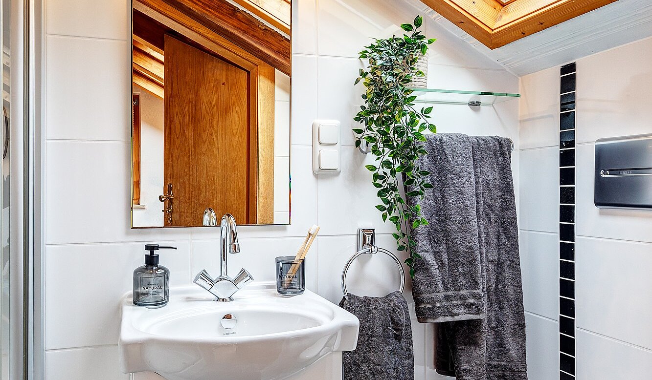 다락방 평면 와 함께 2 객실 | Bad Wiessee | 70017 | Helles Badezimmer