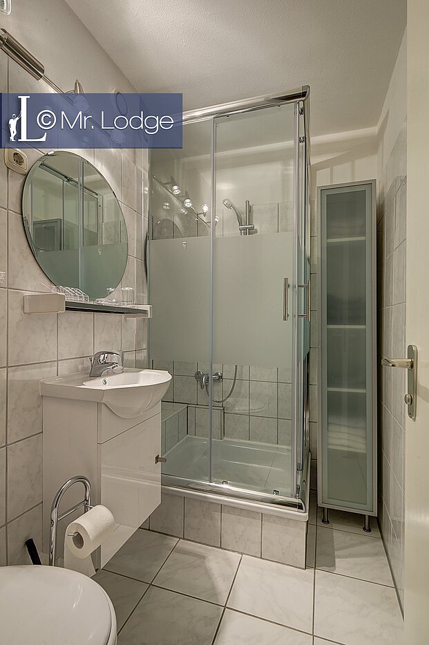 Flad med 1 Værelse | München-Sendling-Westpark | 1706ML8 | Hell gefliestes Bad