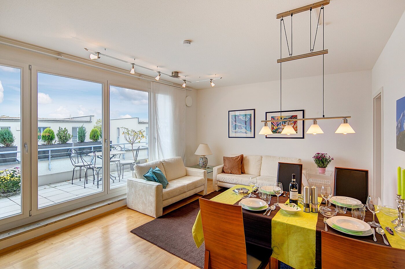 Ravna stran s spletno stranjo . 3 Sobe | München-Riem | 1906ML3