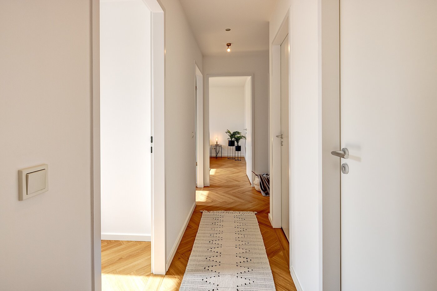 Ploché s 2.5 Pokoje | München-Schwanthalerhöhe | 2210ML2 | Flur Blickrichtung Schlafzimmer