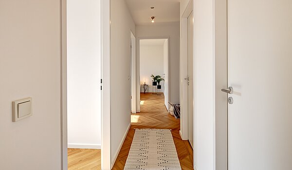 Lapos a  címen 2.5 Szobák | München-Schwanthalerhöhe | 2210ML2 | Flur Blickrichtung Schlafzimmer