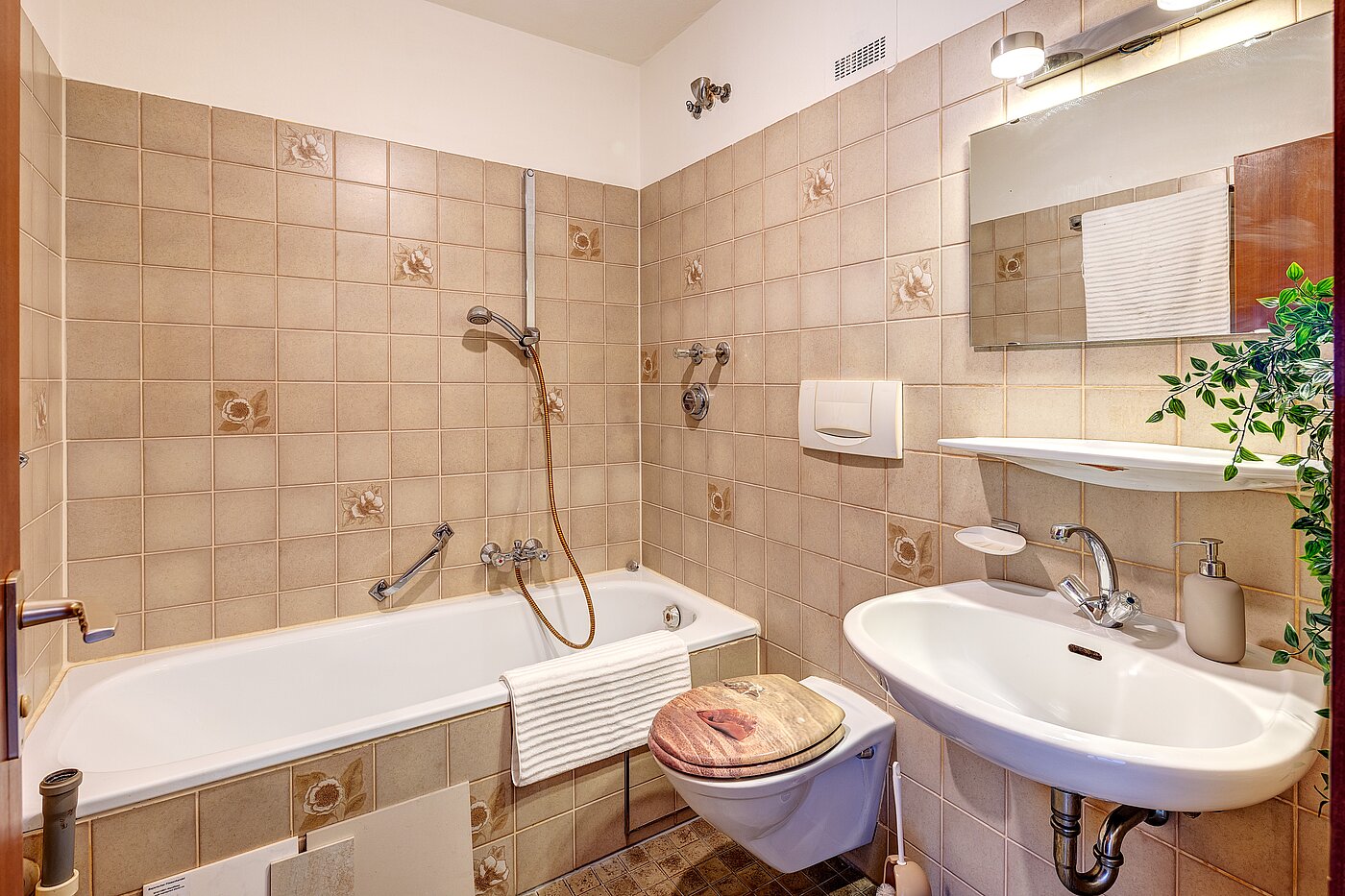 Flad med 2 Værelser | München-Moosach | 2203ML5 | Bad mit Waschmaschinenstellplatz