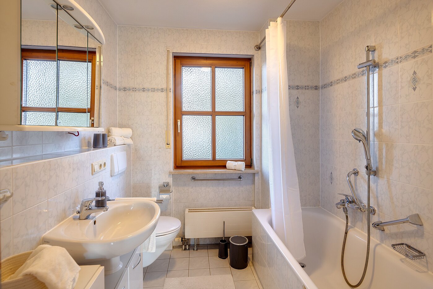 Ravna stran s spletno stranjo . 2 Sobe | München-Trudering | 701781 | Tageslichtbad