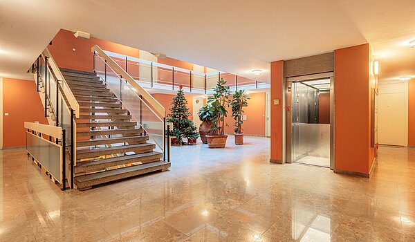 Lapos a  címen 3.5 Szobák | München-Bogenhausen | 70305 | Einladendes Entrée