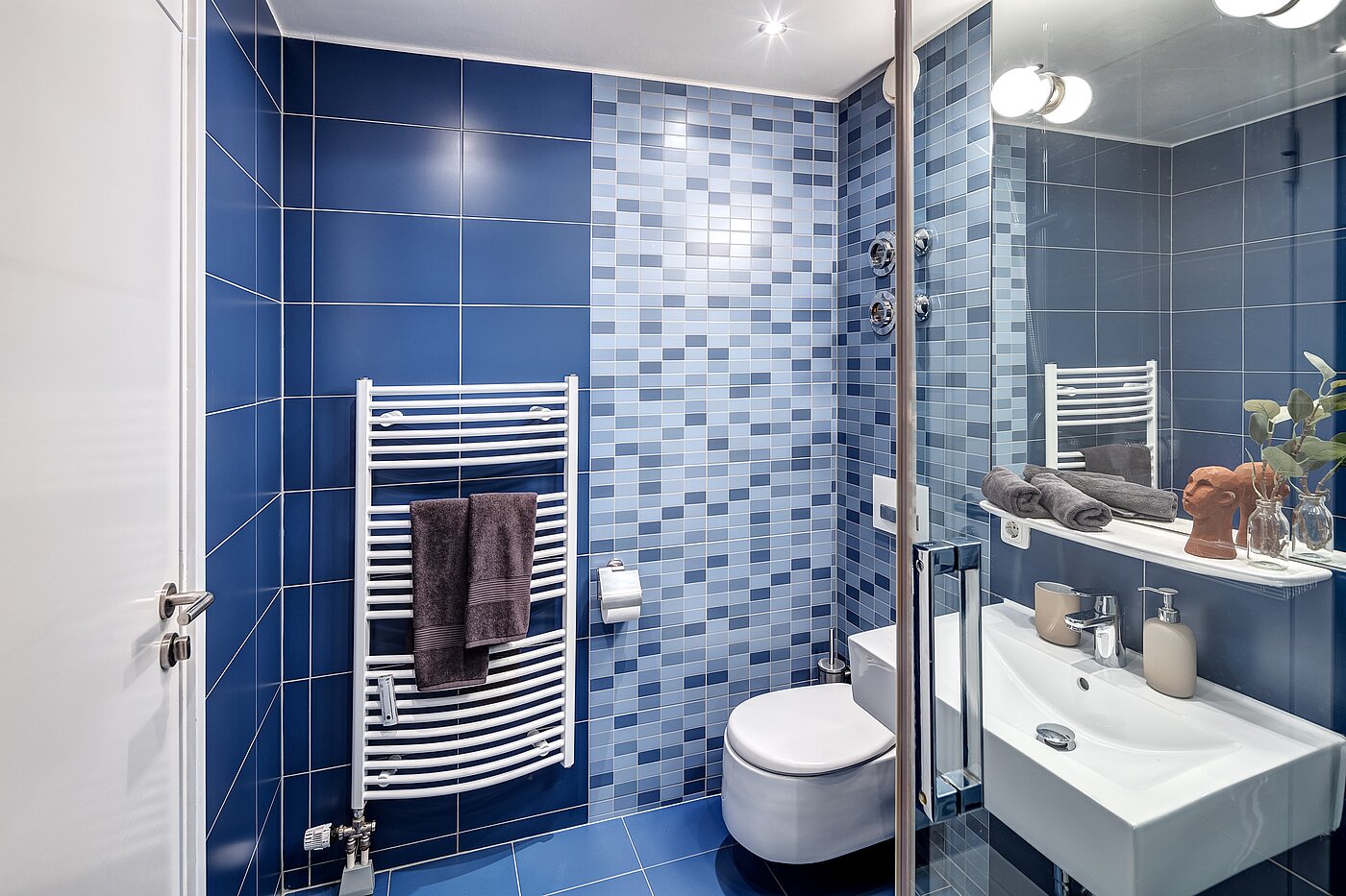 Ravna stran s spletno stranjo . 1 Soba | München-Maxvorstadt | 70165 | ...Handtuchheizkörper