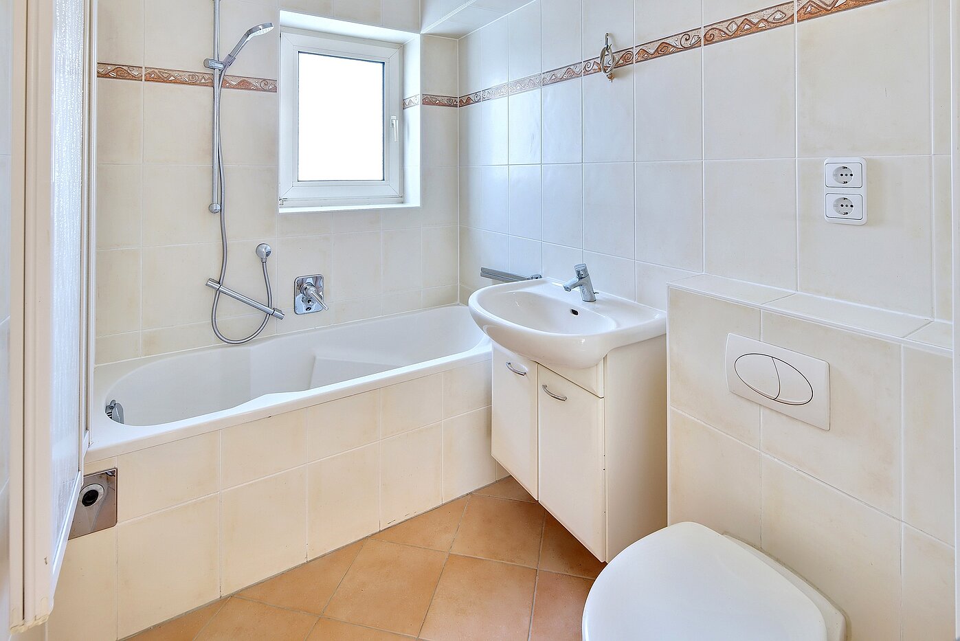 Platt med 3 Rum | München-Bogenhausen | 70310 | Bad mit Fenster und...