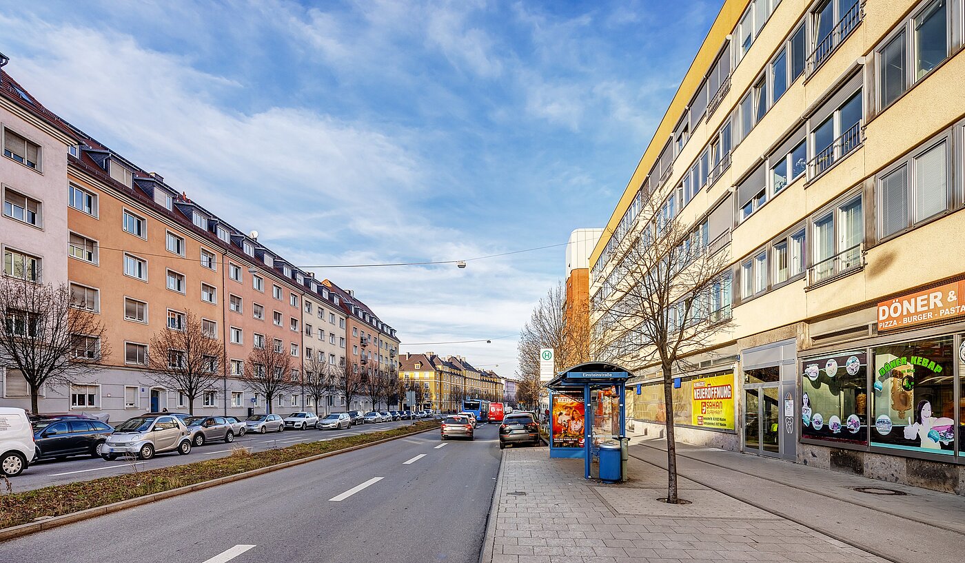 Ravna stran s spletno stranjo . 1.5 Sobe | München-Au | 2112ML2 | Bushaltestelle vor der Tür