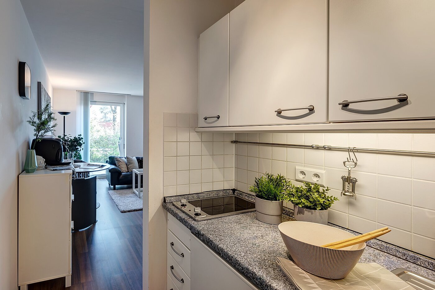 Ravna stran s spletno stranjo . 1 Soba | München-Trudering | 1810ML3 | Küchenbereich