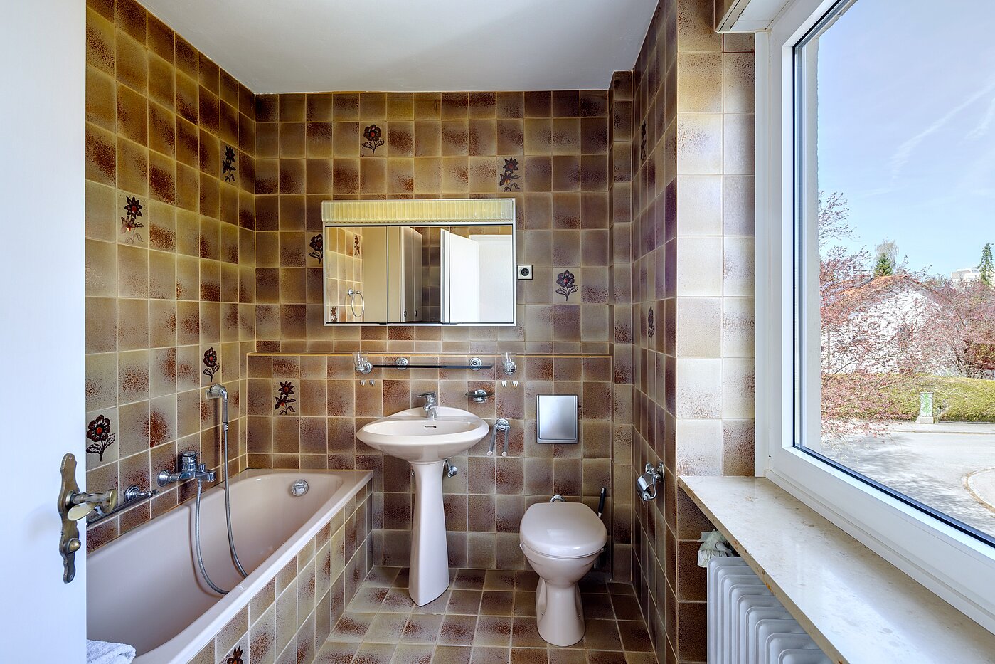 Dom w zabudowie bliźniaczej z 4 Pokoje | München-Solln | 70120 | Wannenbad mit Tageslicht