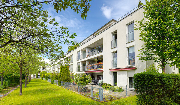 Ravna stran s spletno stranjo . 2 Sobe | Haar | 70426 | Gartenseite