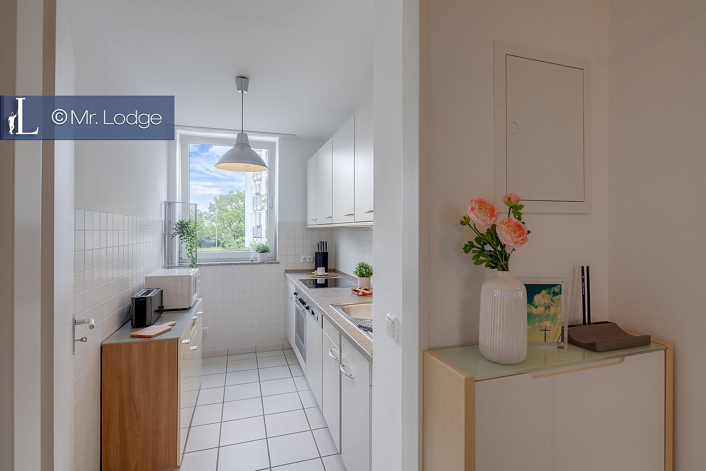 Ravna stran s spletno stranjo . 2 Sobe | München-Trudering | 1907ML1 | ... und Fenster