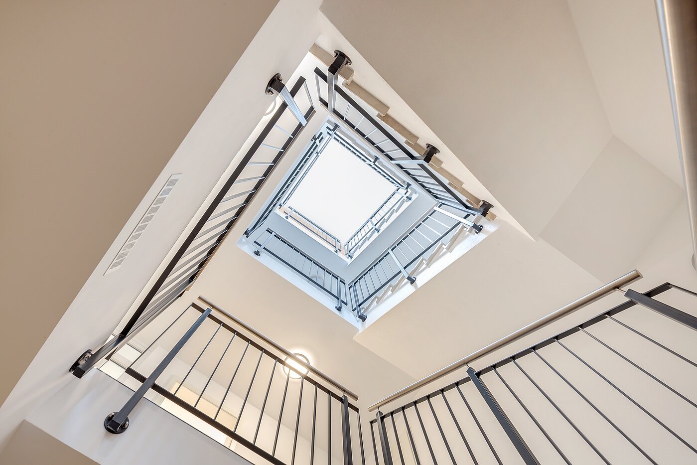 Særlige egenskaber med 8 Værelser | 70406 | Treppenhaus Gewerbe