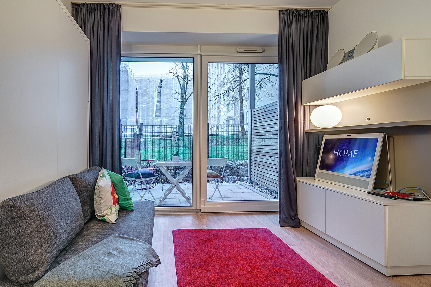 Ισόγειο διαμέρισμα με 1 Δωμάτιο | München-Bogenhausen | 2301ML3 | Wohnbereich mit großen Fenstern