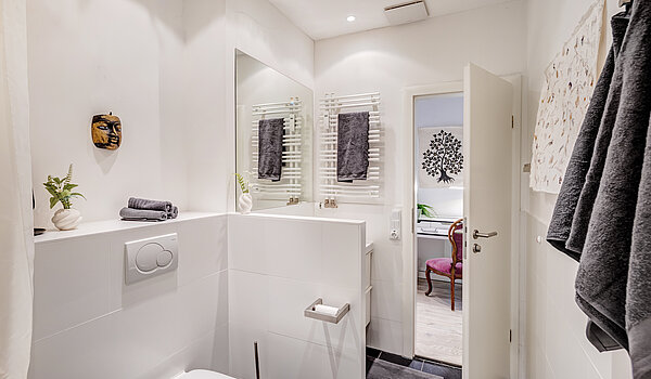 Stanovanje v pritličju s spletno stranjo . 2 Sobe | München-Schwabing | 70394 | Badezimmer...