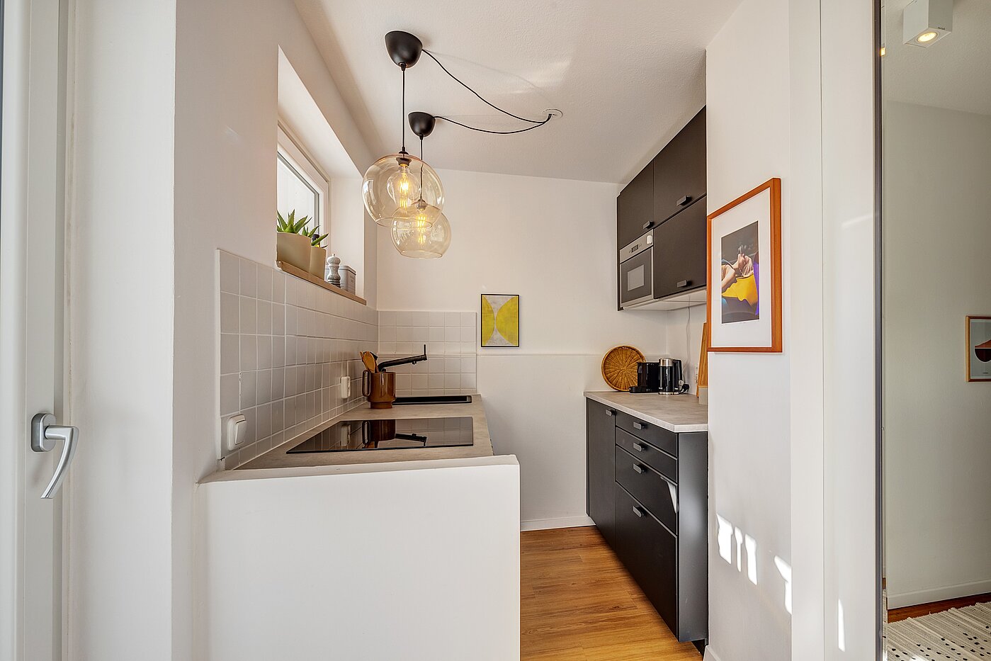 Ravna stran s spletno stranjo . 1 Soba | München-Maxvorstadt | 700022 | Moderne Einbauküche