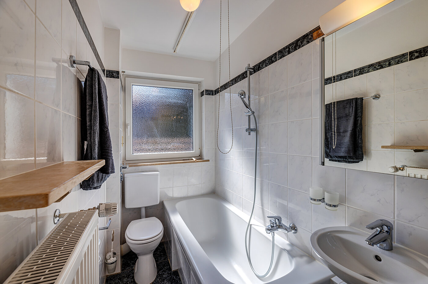 Flad med 1 Værelse | München-Schwabing | 70449 | ...Wannenbad mit Fenster