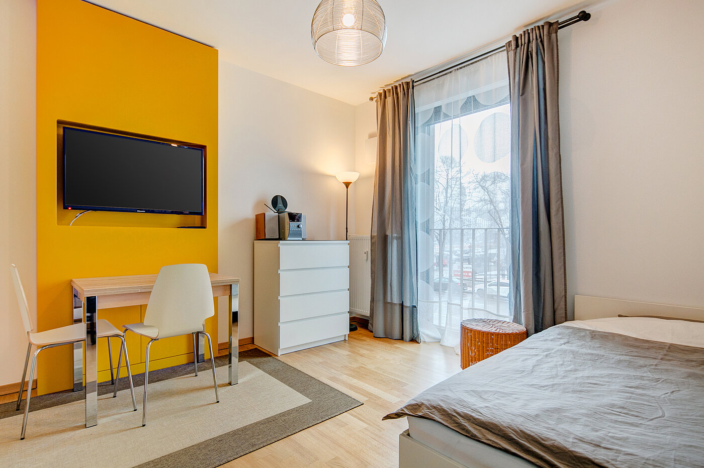 Ravna stran s spletno stranjo . 1 Soba | München-Ramersdorf | 70428 | Einrichtungsbeispiel