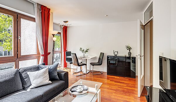 Lapos a  címen 3 Szobák | München-Schwabing | 2202ML12 | Das Wohnzimmer mit...