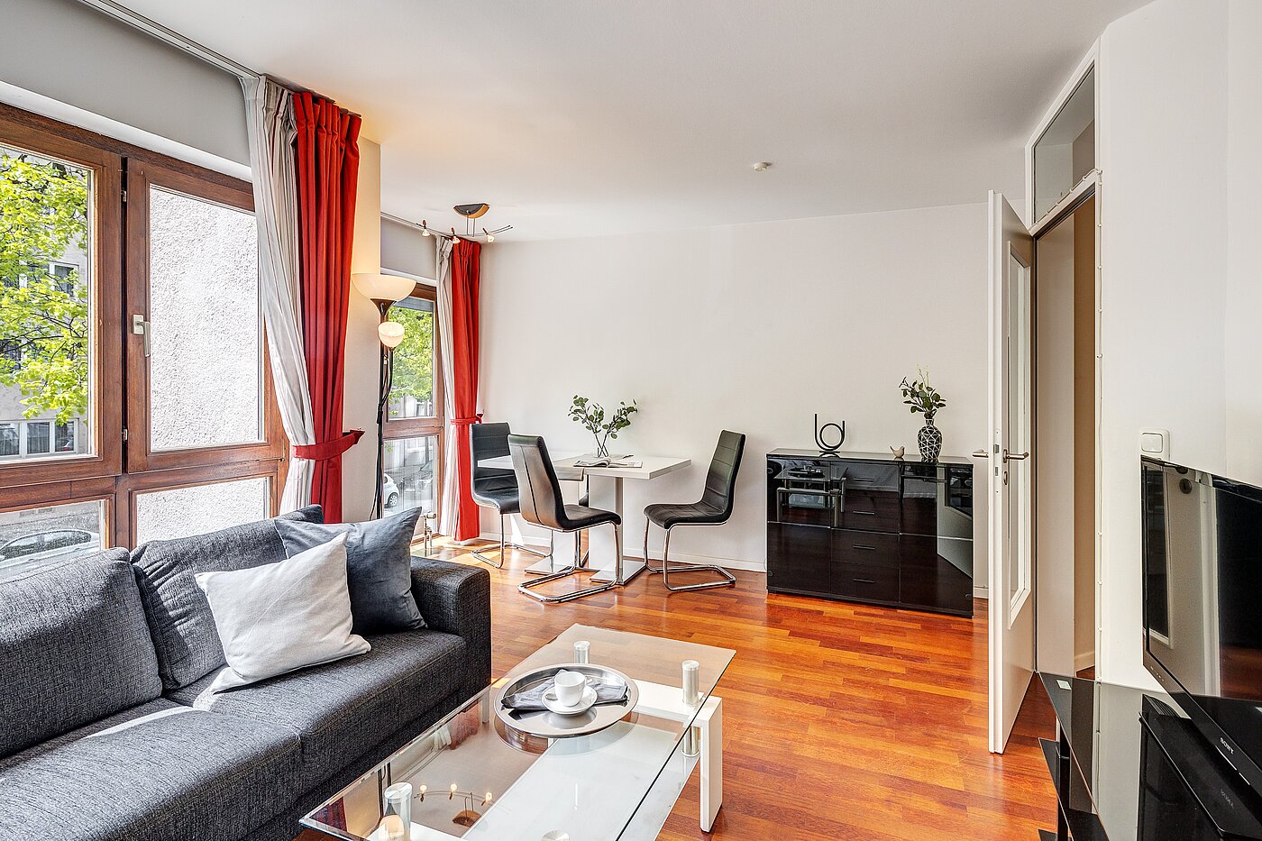 Lapos a  címen 3 Szobák | München-Schwabing | 2202ML12 | Das Wohnzimmer mit...