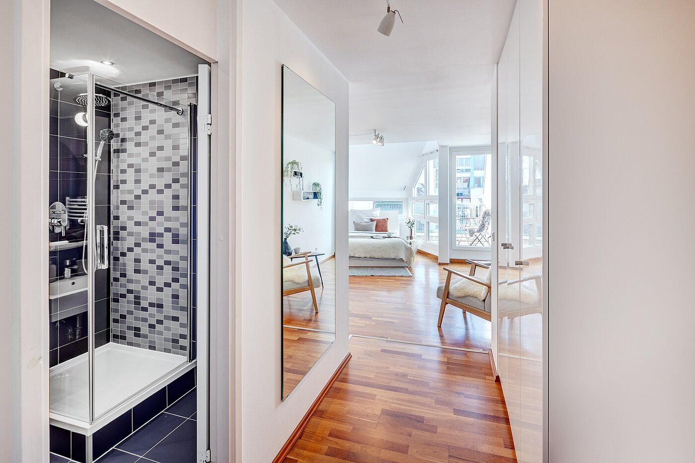 Ravna stran s spletno stranjo . 1 Soba | München-Maxvorstadt | 70165 | Flur mit Einbauten