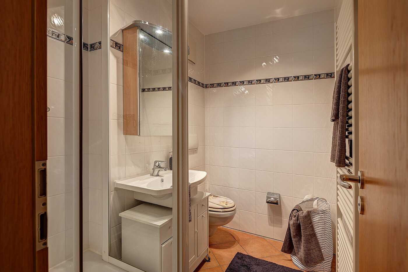 Ravna stran s spletno stranjo . 1 Soba | München-Trudering | 1810ML3 | Modernes Duschbad