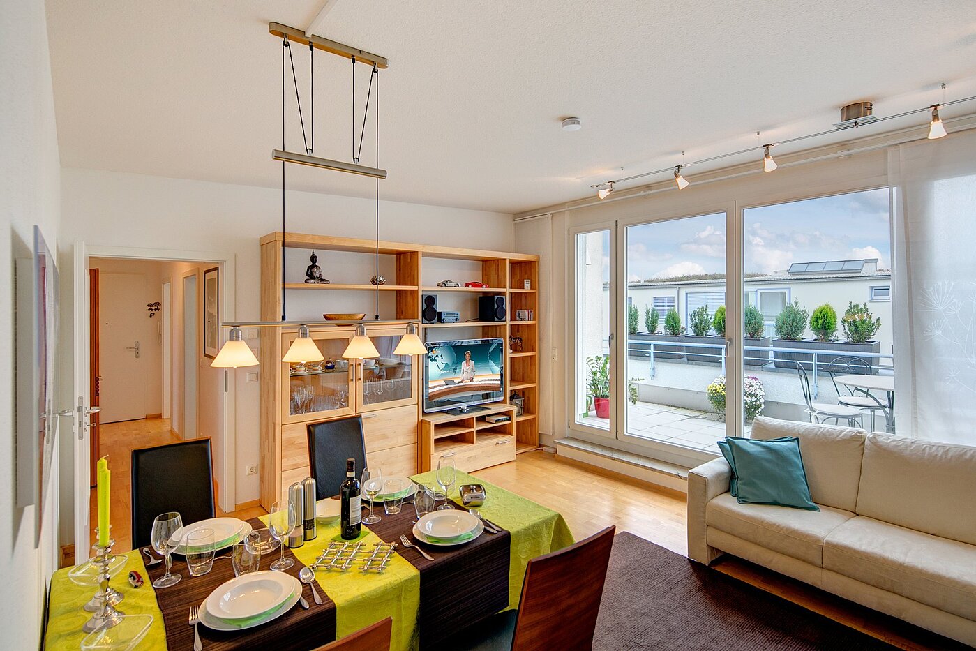 Ravna stran s spletno stranjo . 3 Sobe | München-Riem | 1906ML3 | ...Essbereich mit Zugang...