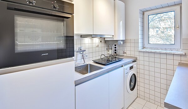 Lapos a  címen 3 Szobák | München-Bogenhausen | 70310 | Küche mit Fenster