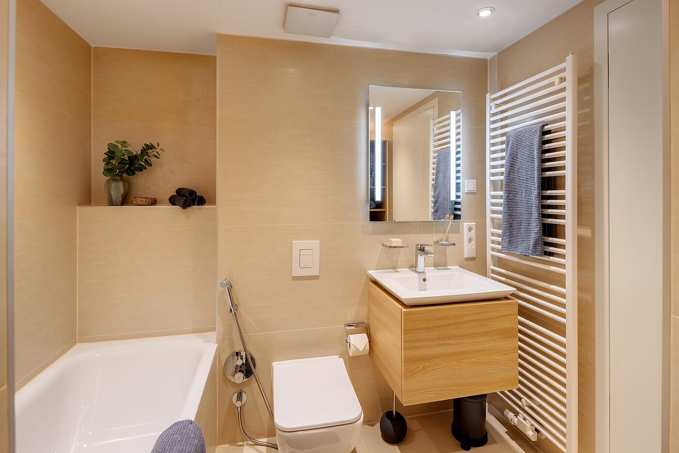 Płaski z 4 Pokoje | München-Bogenhausen | 70380 | Bad mit Badewanne...