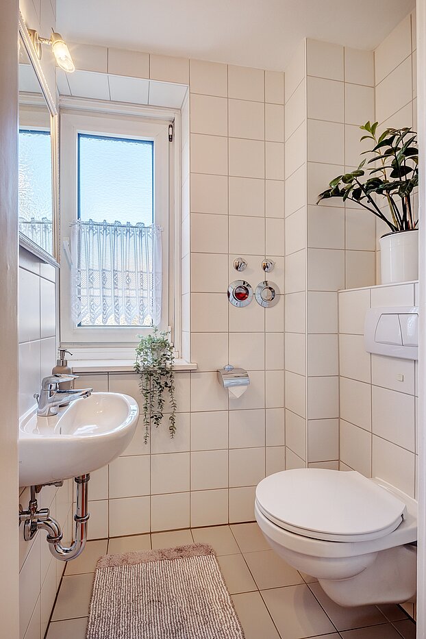 Ravna stran s spletno stranjo . 3 Sobe | München-Bogenhausen | 2112ML3 | separate Toilette