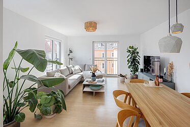 Ludwigsvorstadt: Priestranný, svetlý 3-izbový byt s južnou lodžiou a západným balkónom, 5. poschodie