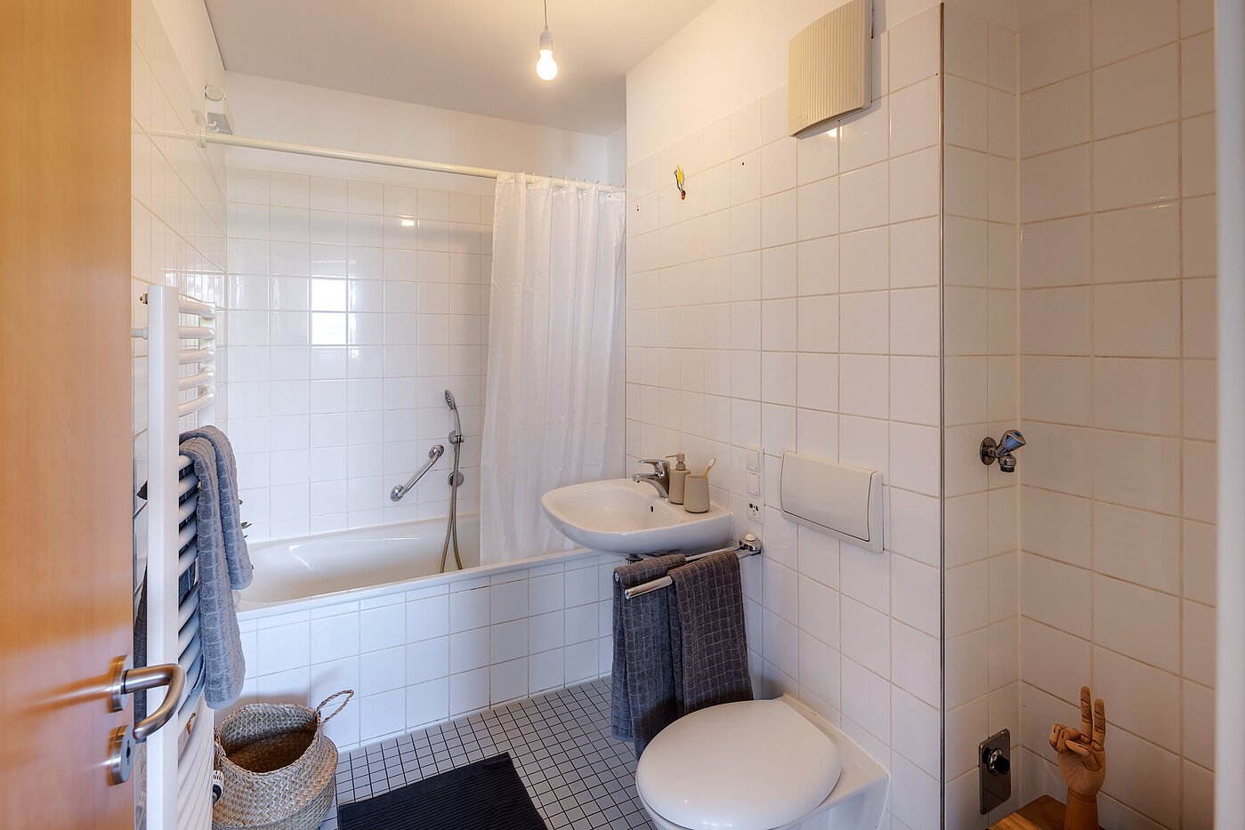 Плосък с 2 Стаи | München-Schwanthalerhöhe | 2206ML11 | Das Wannenbad mit Anschluss f.d. Waschmaschine ...