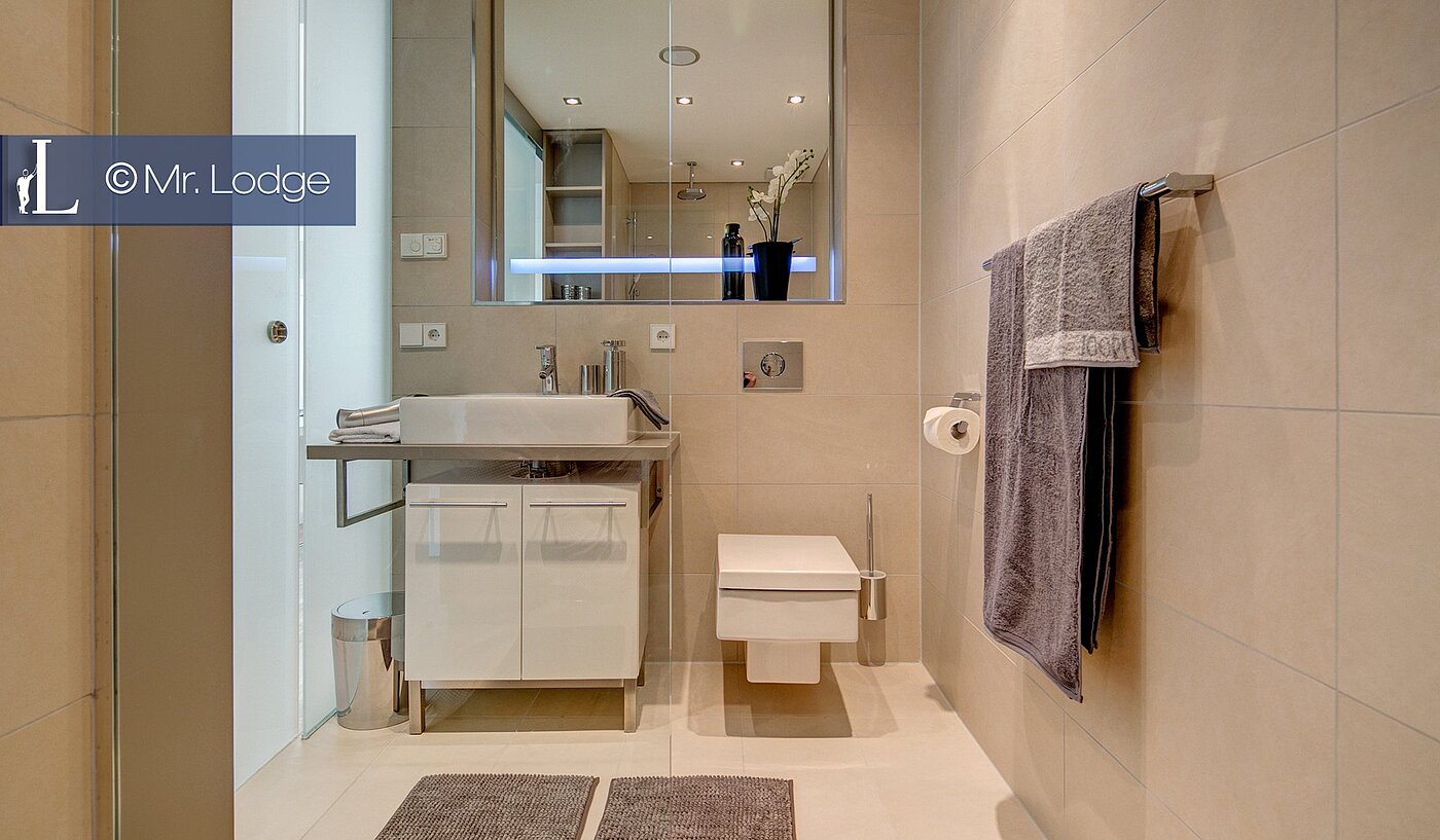 Lapos a  címen 1 Szoba | München-Bogenhausen | 1802ML4 | Waschtisch und Spiegelschrank