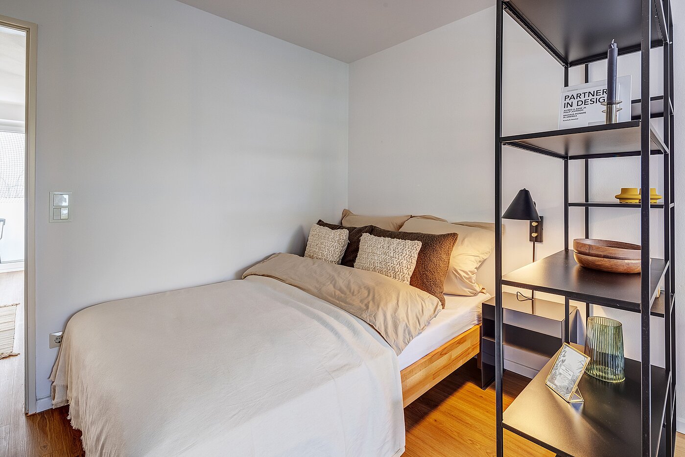 Ravna stran s spletno stranjo . 1 Soba | München-Maxvorstadt | 700022 | Schlafbereich mit Doppelbett