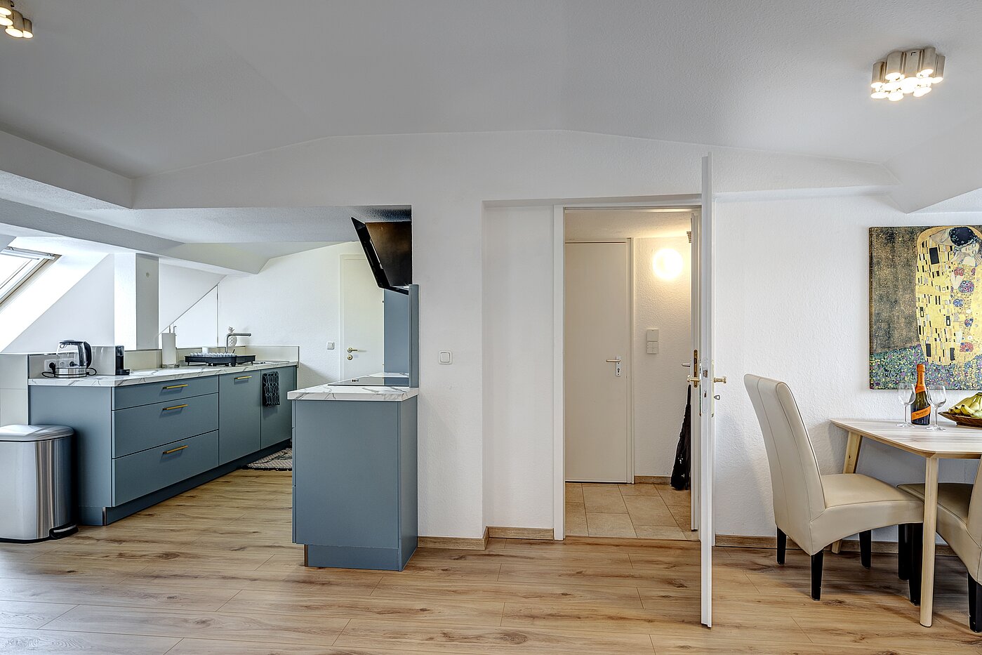 Tetőtéri lakás a  címen 4.5 Szobák | München-Ludwigsvorstadt | 70461 | Wohnen / Essen