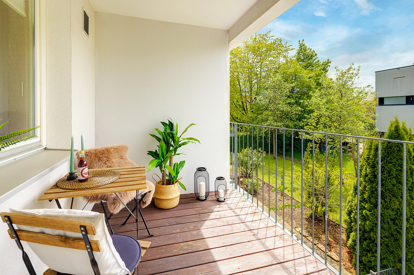 Ravna stran s spletno stranjo . 2 Sobe | Haar | 70426