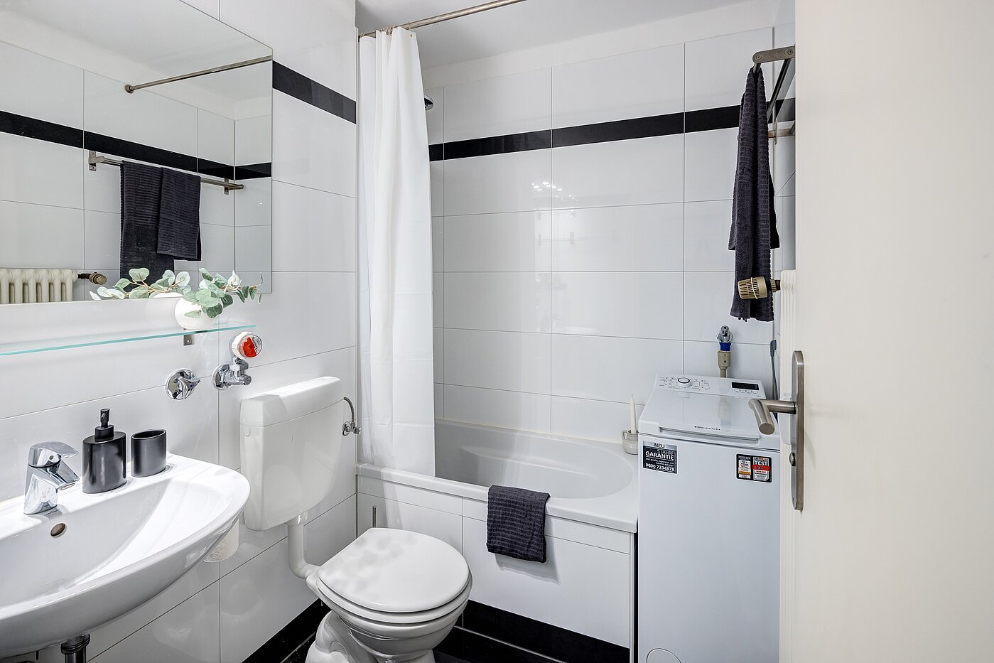 Lapos a  címen 2 Szobák | München-Bogenhausen | 70142 | Bad mit Waschmaschine
