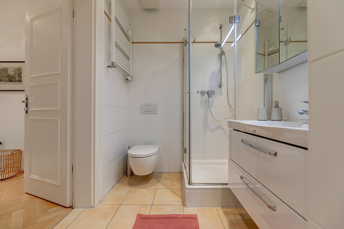 Ploché s 3 Izby | München-Au | 1909ML8 | Masterbad mit Dusche...