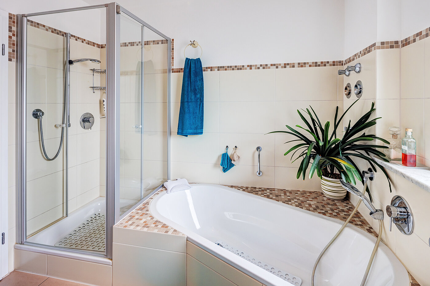 플랫 와 함께 3.5 객실 | Bad Aibling | 70442 | ...mit Wanne und Dusche...