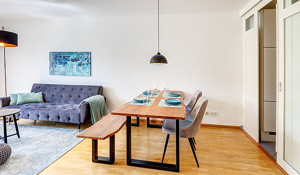 Ravna stran s spletno stranjo . 2 Sobe | Haar | 70426 | ...und Essbereich