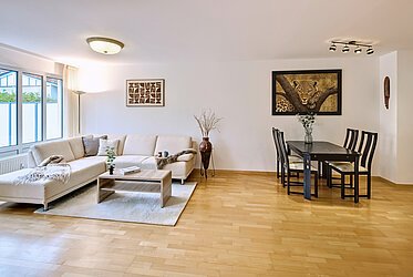 Waldperlach: Bahçeli, hobi odalı ve park yeri olan 3 katlı maisonette - mevcut