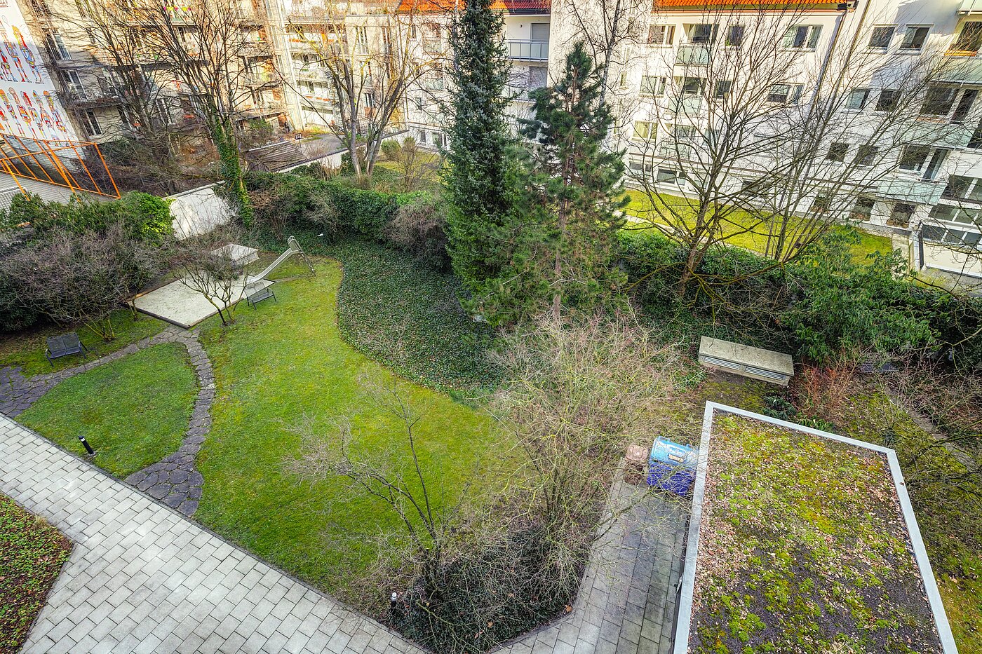 Ravna stran s spletno stranjo . 2 Sobe | München-Schwabing | 70102 | Ausblick in den ....