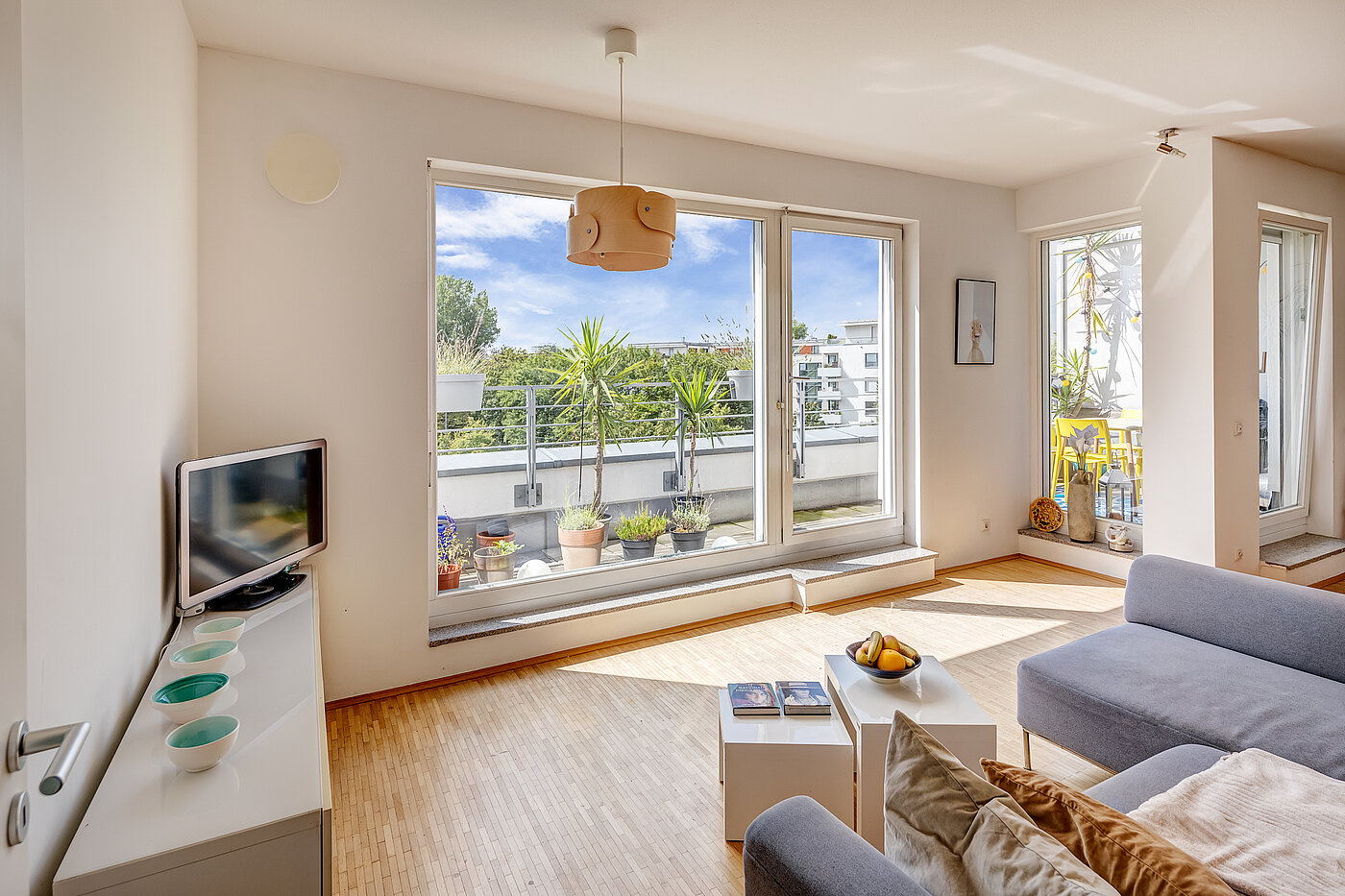 Flad med 2 Værelser | München-Schwabing | 70153 | ...mit großer Fensterfront