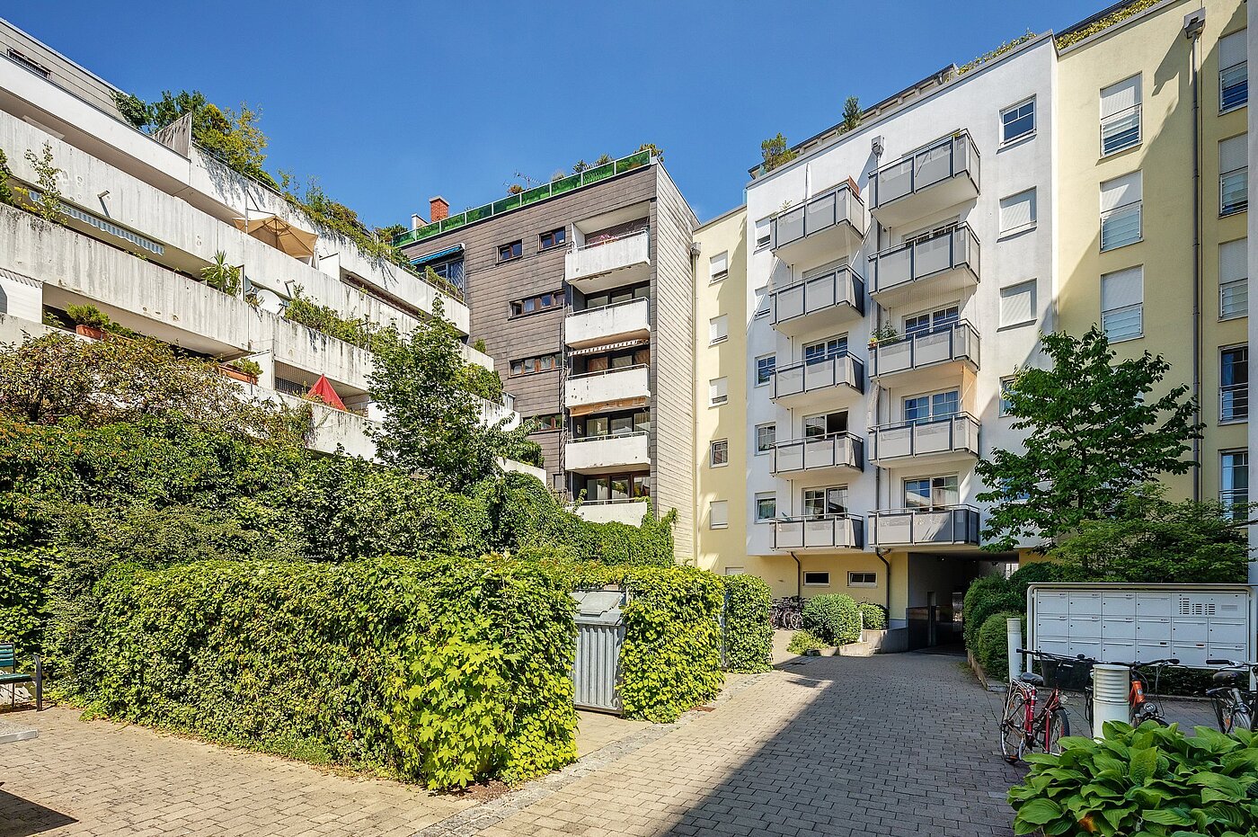 Ravna stran s spletno stranjo . 1 Soba | München-Schwabing | 2007ML2 | Hofseite