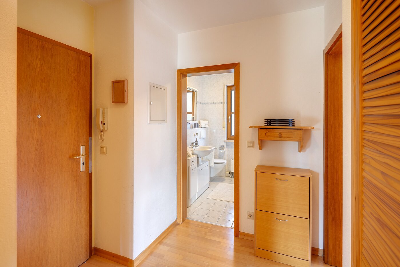 Ravna stran s spletno stranjo . 2 Sobe | München-Trudering | 701781 | Diele mit...