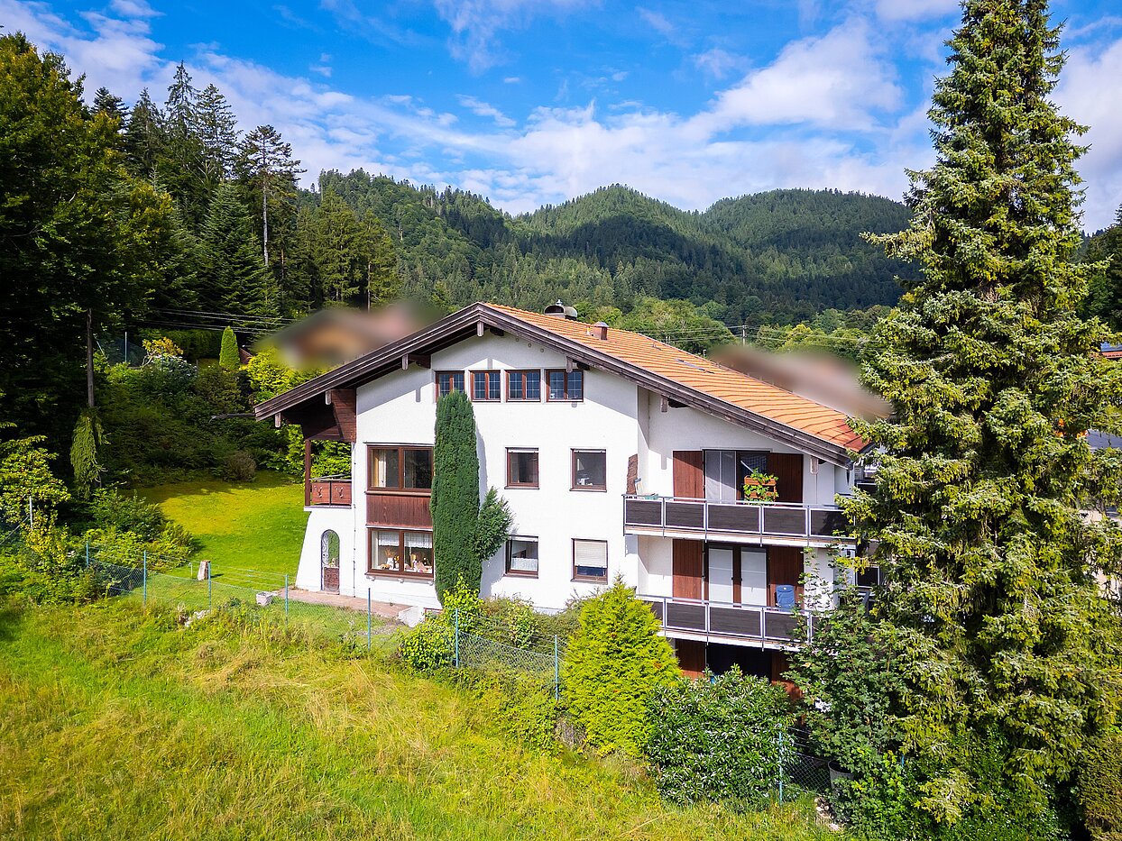 Mehrfamilienhaus s spletno stranjo . 10 Sobe | Bad Wiessee | 70212 | von Osten